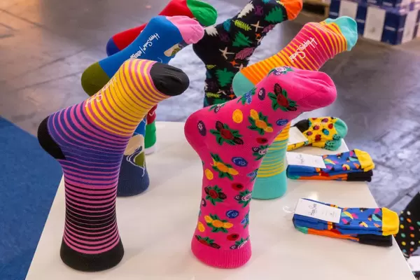 Buten Socken "Happy Socks" stehend auf einem weißen Tisch