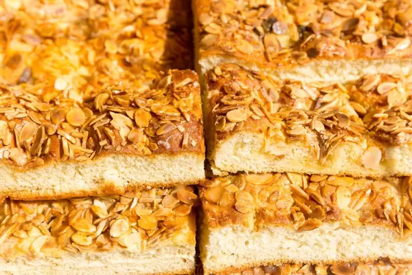 Butter-Mandelkuchen mit extra großen Mandelsiften