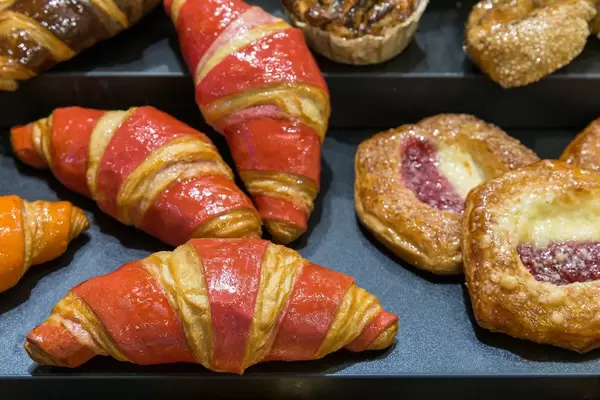 Buttercroissant mit bunter Glasur