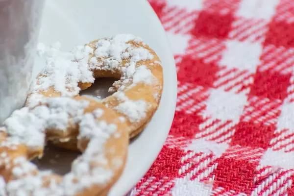 Butterkeks mit Puderzucker auf der Untertasse