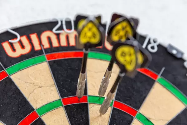 BVB 09 Darts stecken in einer Dartscheibe
