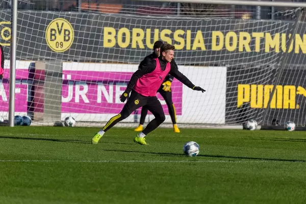 BVB Abwehrspieler Lukasz Piszczek am Ball