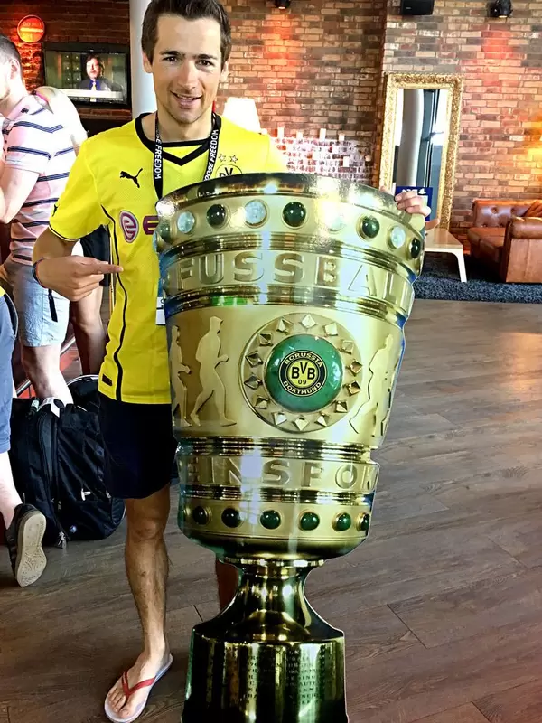 BVB-Fan mit selbstgemachtem DFB-Pokal