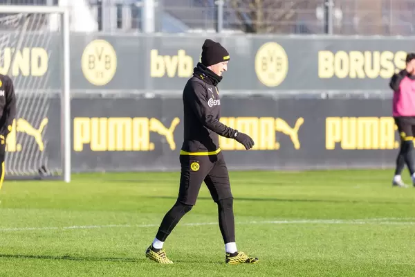BVB-Kapitän Marco Reus trägt eine Mütze und Winter-Trainingsklamotten auf dem Platz