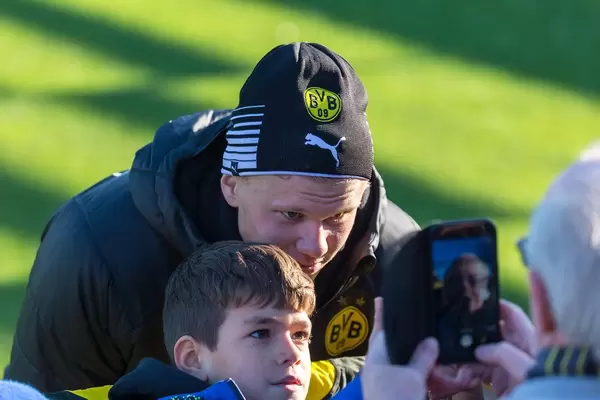 BVB-Neuzugang Erling Haaland lässt sich mit einem jungen Fan fotografieren