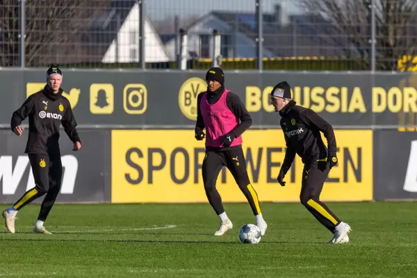 BVB Spieler Bruun Larsen, Akanji und Haaland im Einsatz beim Training