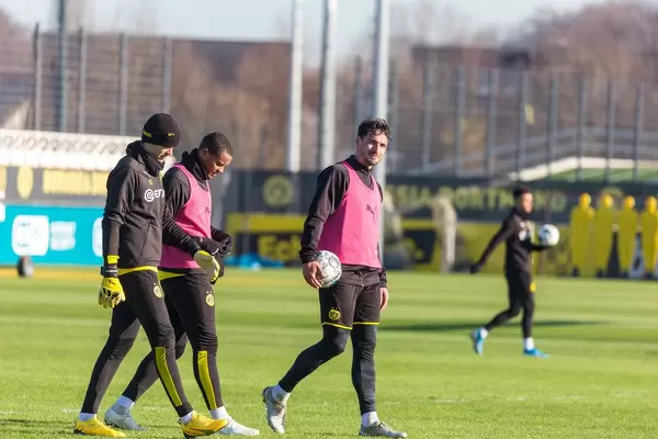 BVB Spieler Marwin Hitz, Manuel Akanji und Mats Hummels verlassen den Platz nach dem Training