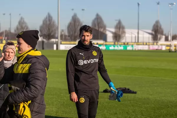 BVB-Torwart Roman Bürki beim öffentlichen Training an einem sonnigen Tag
