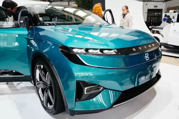 Byton M-Byte Konzept des zukünftigen selbstfahrenden Autos aus der 3/4 Ansicht