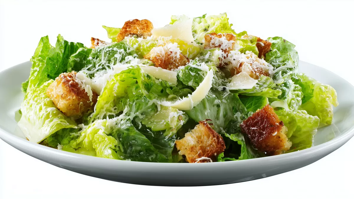 Caesar Salad mit Croutons und Parmesan auf Teller