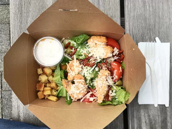 Caesar Salatmit marinierter Hähnchenbrust, getrockneten Tomaten, Oliven und Croutons