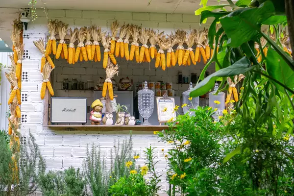 Cafe und Bar mit Maiskolben und anderen Dekorationen in Dalat, Vietnam