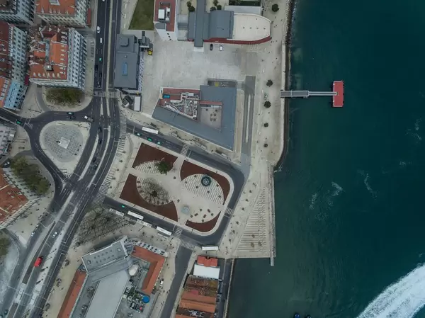 Cais do Sodré und die Europäische Beobachtungsstelle für Drogen und Drogensucht in Lissabon, Portugal (Drohnenfoto)