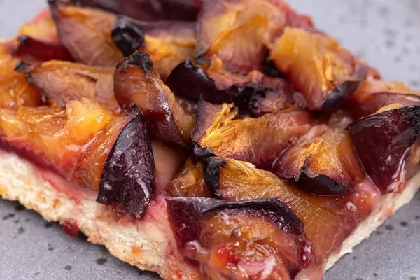 Cake Pie with fresh Plums