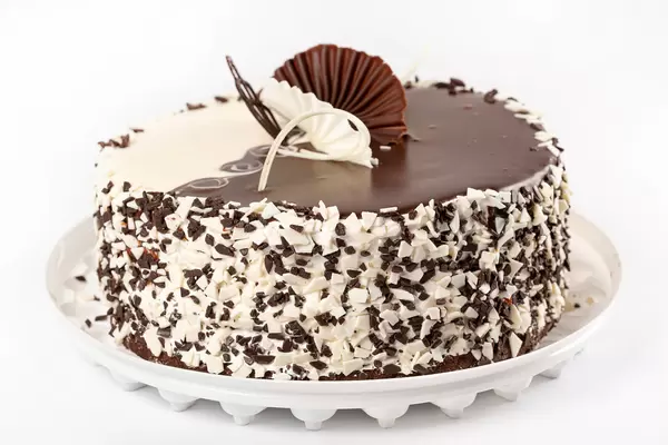 Cake with white and dark chocolate