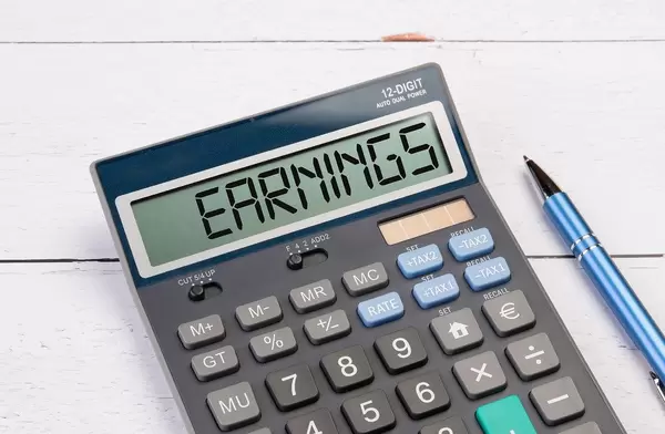 Calculator with the word Earnings on the display