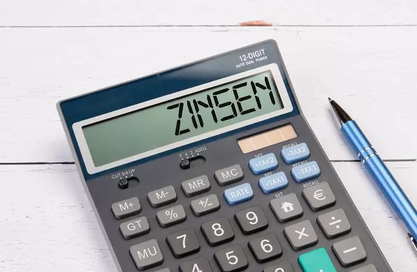 Calculator with the word Zinsen on the display