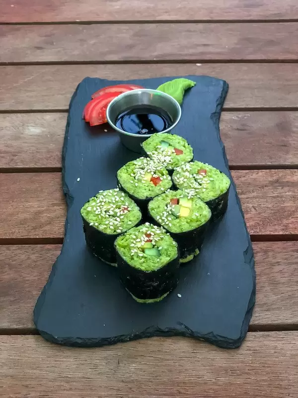 California rolls beim Avocado Cafe: Avocado, Zucchini, Zitrone, Gurke, Algen, Paprika, Tomate, Petersilie, Sonnenblumenkerne