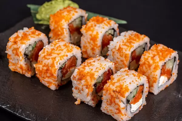 California rolls with salmon and tobiko caviar