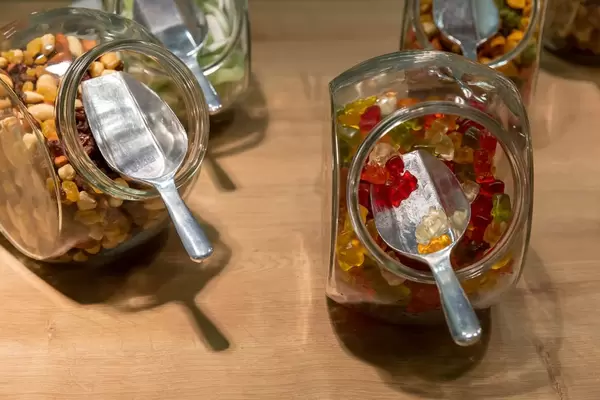 Candybar: Gläser mit Gummibärchen und Rosinen und Nüssen