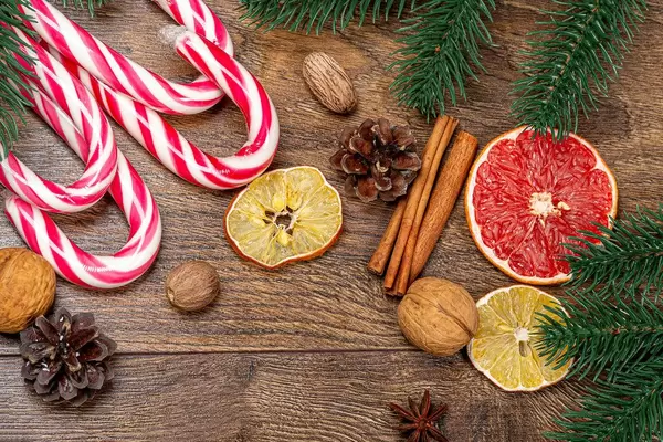 Cane-lollipops with winter spices, Christmas tree branches and cones (Flip 2019)