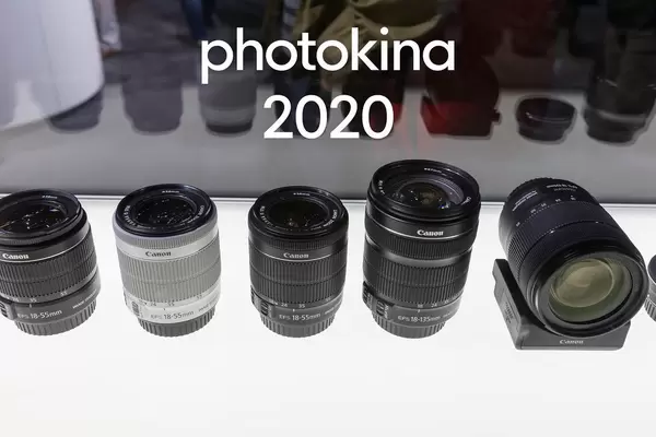 Canon: EFS 18-55mm und 18-135mm Objektive, aufgereiht in einer Vitrine, während der Fotomesse in Köln, mit dem Bildtitel Photokina 2020