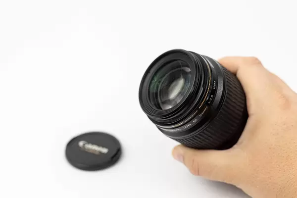 Canon L Lens with 100 milimeters range Macro