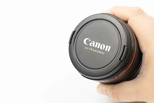 Canon L Lens with 24-105 milimeters range with copy space