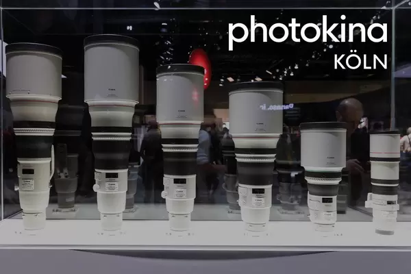 Canon Teleobjektiv in weiß und schwarz und in verschiedenen Größen, aufgereiht in einer Vitrine, während der Fotomesse Photokina in Köln