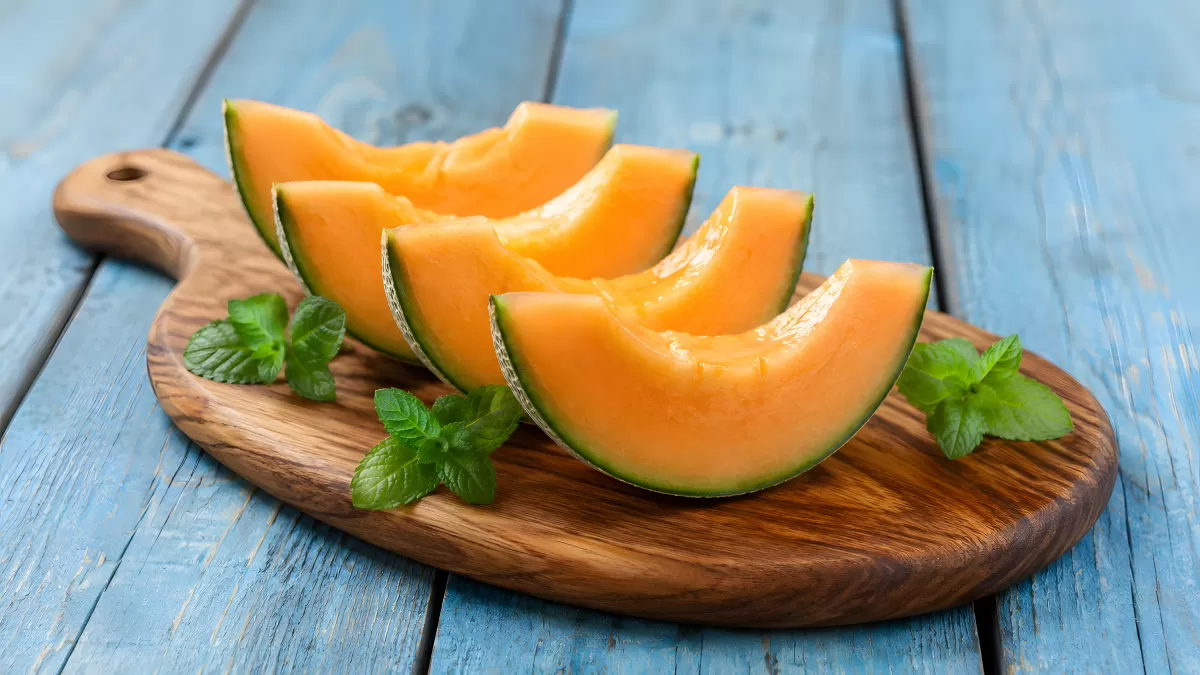 Cantaloupe-Melonenscheiben frisch auf Holzbrett