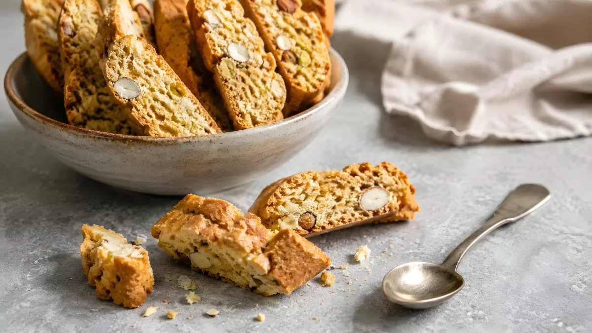 Cantuccini mit Mandeln in Schale auf grauem Untergrund