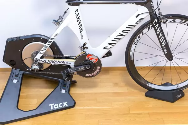 Canyon Triathlonrad auf Tacx Neo Smart der leiseste Fahrradtrainer mit Straßenbelag-Simulierfunktion