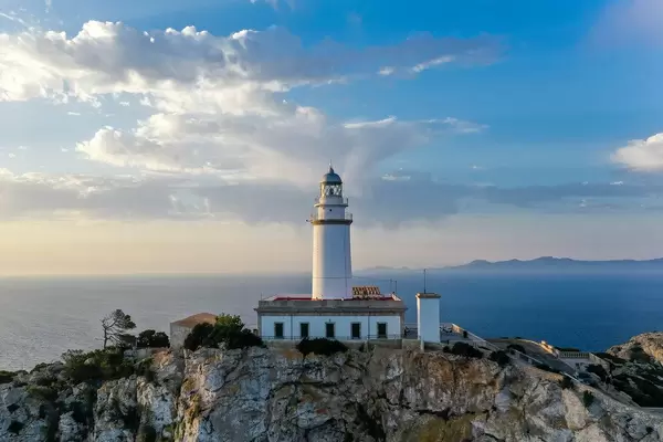 Cap de Formentor, als "Treffpunkt der Winde" bekannt, und der Leuchtturm auf der Klippe