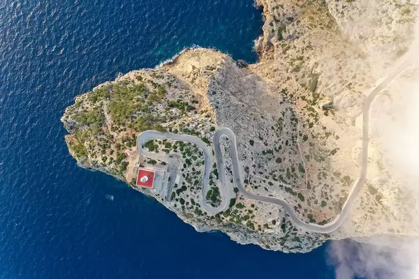 Cap de Formentor (Mallorca): die serpentinenreiche Straße, die zum Leuchtturm führt. Overhead Luftbild