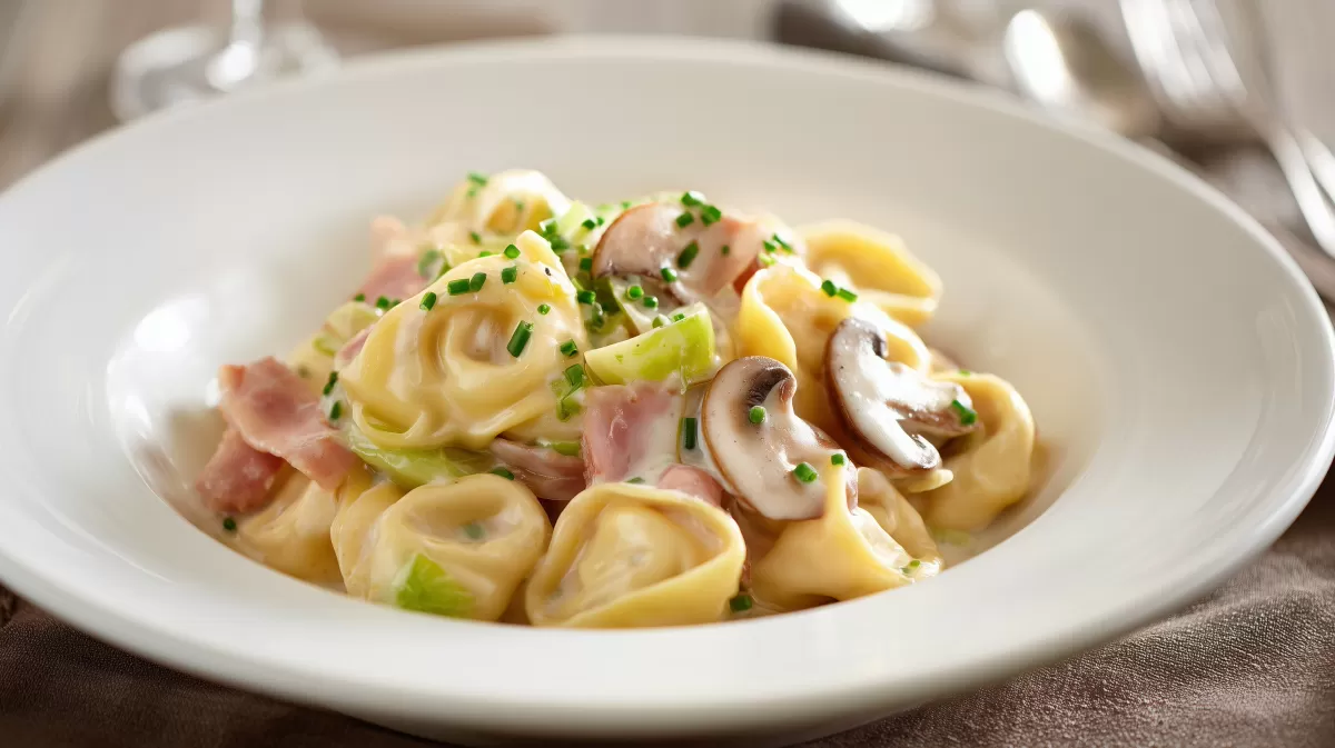 Cappelletti in cremiger Schinken-Pilz-Sauce