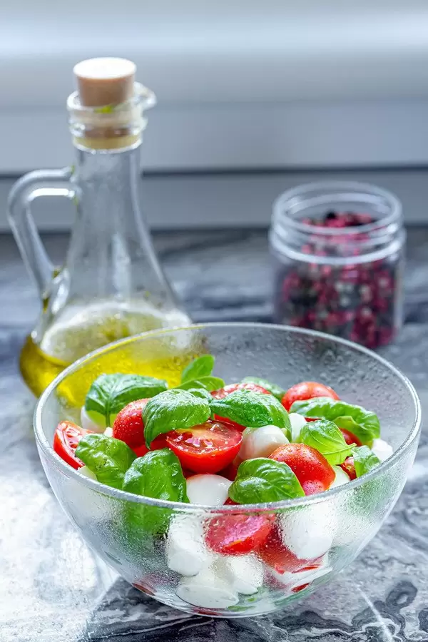 Caprese salad with tomatoes, Basil, mozzarella and olive oil on the kitchen table (Flip 2019) (Flip 2019)