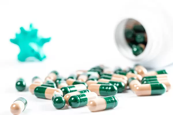 Capsules poured out of the package with the vipus model behind