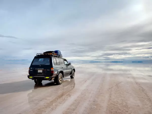 Car reflection in the lake / Auto-Spiegelung im See
