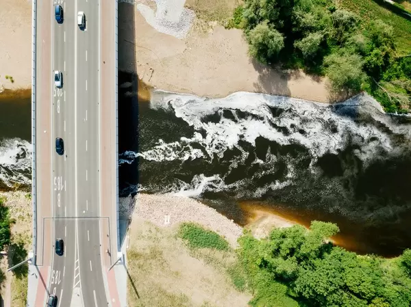 Car traffic on the bridge over river / Autoverkehr auf der Brücke über den Fluss