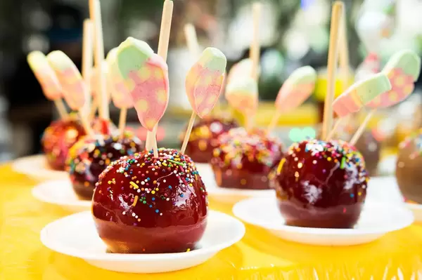 Caramelized apples with marshmellows and color sprinkels