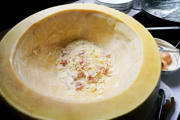 Carbonara spaghetti cooking in parmesan cheese wheel (Flip 2019)
