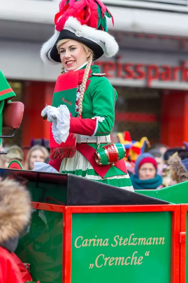 Carina Stelzmann beim Rosenmontagszug - Kölner Karneval 2018