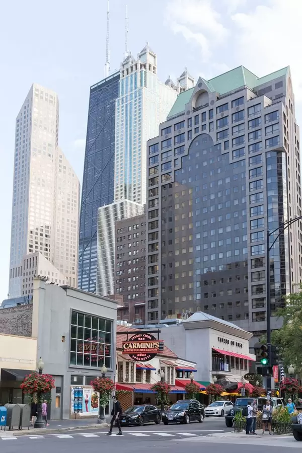 Carmine's Restaurant, Tavern On Rush und Wolkenkratzer im Hintergrund