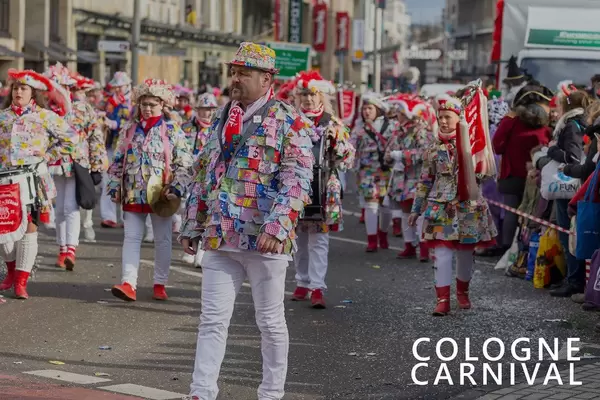 Carnevalists of the carnival association Bunt Wiess Beckendorf vun 1977 at carnival Monday parade next to the picture title "Cologne Carnival"