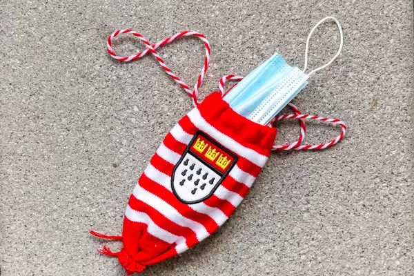 Carnival and Covid-19: red/white Kölsch glass holder with Cologne coat of arms as face mask holder