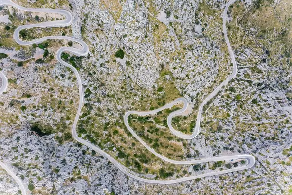 Carretera de Sa Calobra (Mallorca): eine der spektakulärsten Straßen der Welt. Drohnenaufnahme