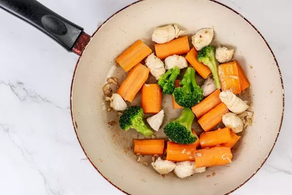Carrot Broccoli Garlic and Chicken breasts in the frying pan (Flip 2019)