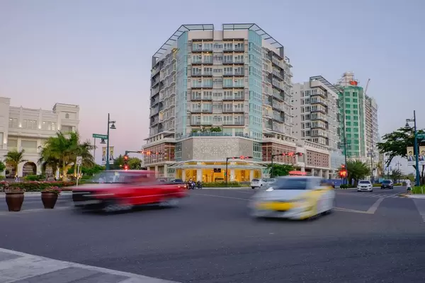 Cars passing by a new hotel in the metro (Flip 2019)