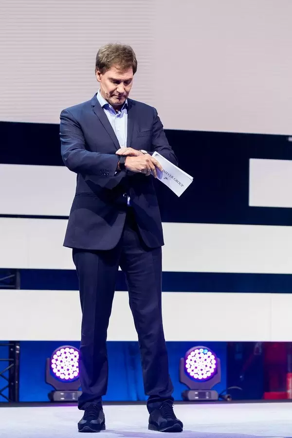 Carsten Maschmeyer als prominenter Investor auf der Bühne