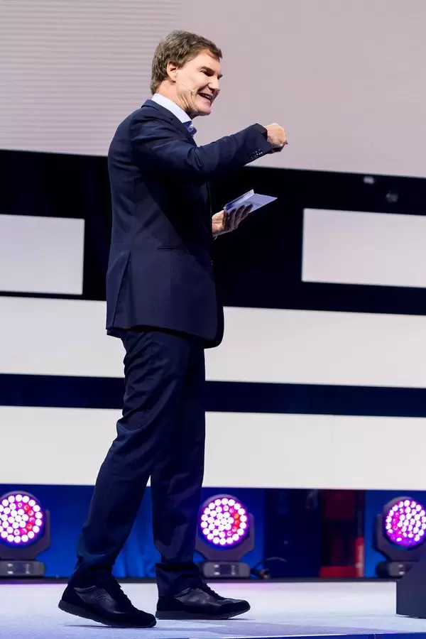 Carsten Maschmeyer fröhlich und positiv auf der Bühne der Digital X in Köln